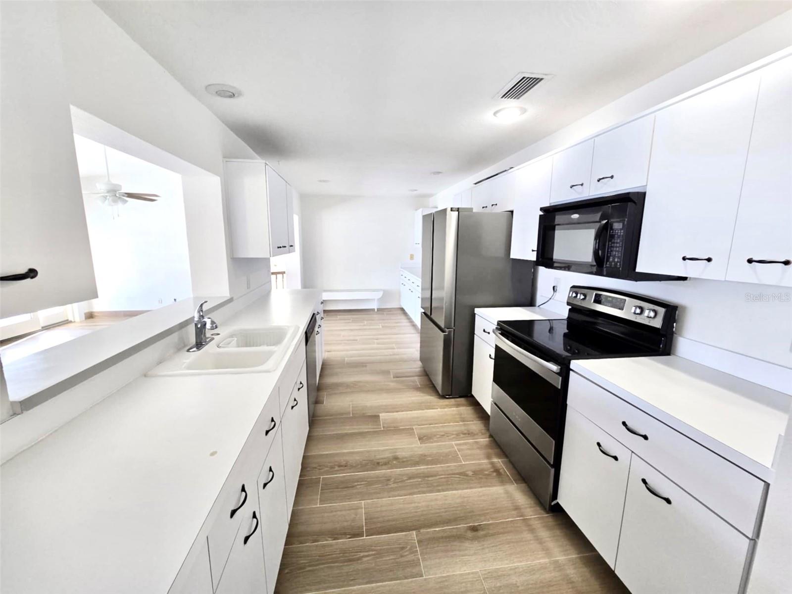 Listing photo id 3 for 502 Palm Drive