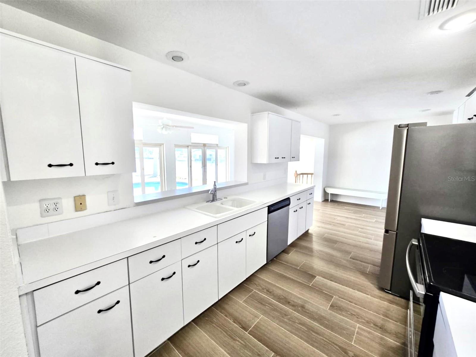 Listing photo id 4 for 502 Palm Drive