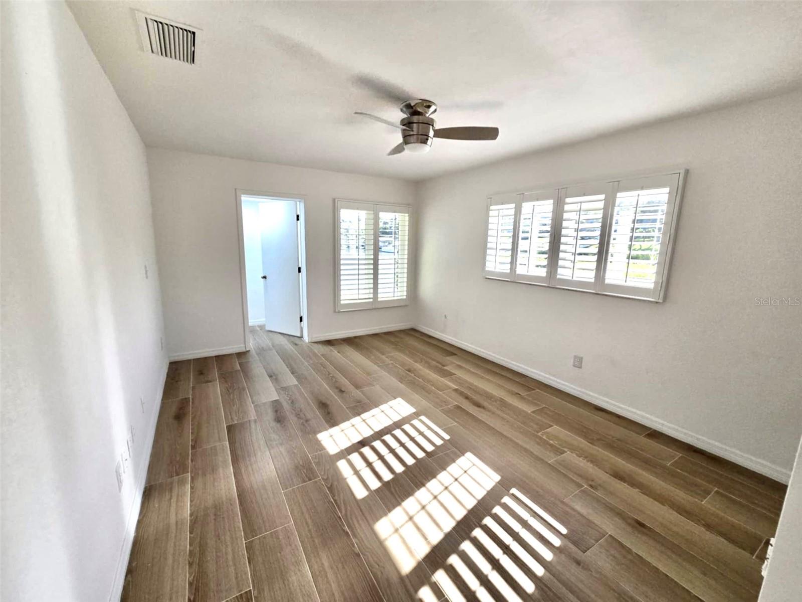 Listing photo id 6 for 502 Palm Drive