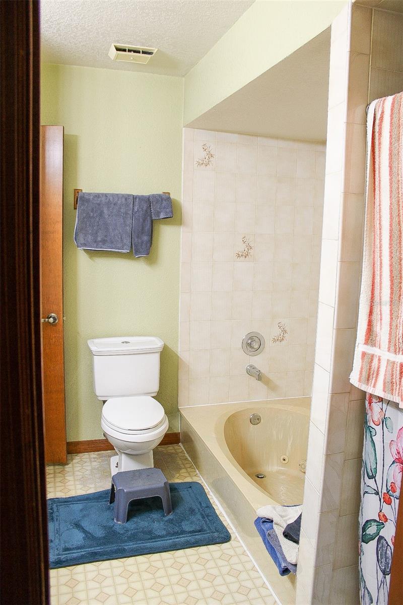 Listing photo id 14 for 16536 Caldwell Lane