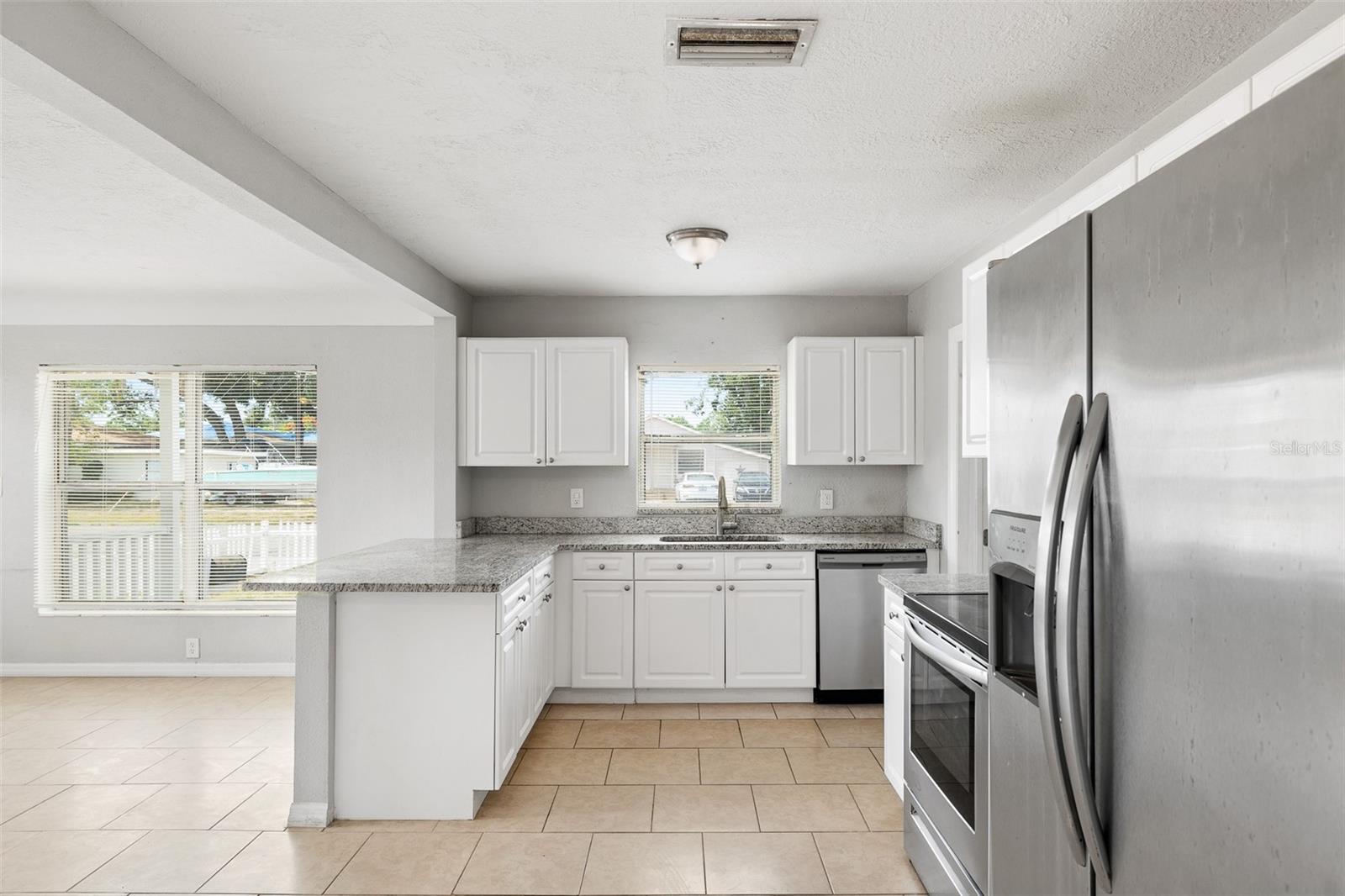 Listing photo id 8 for 2728 39th Avenue N