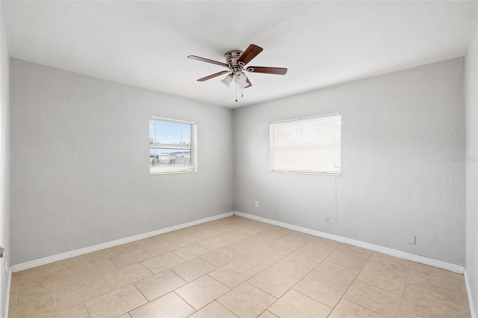 Listing photo id 9 for 2728 39th Avenue N