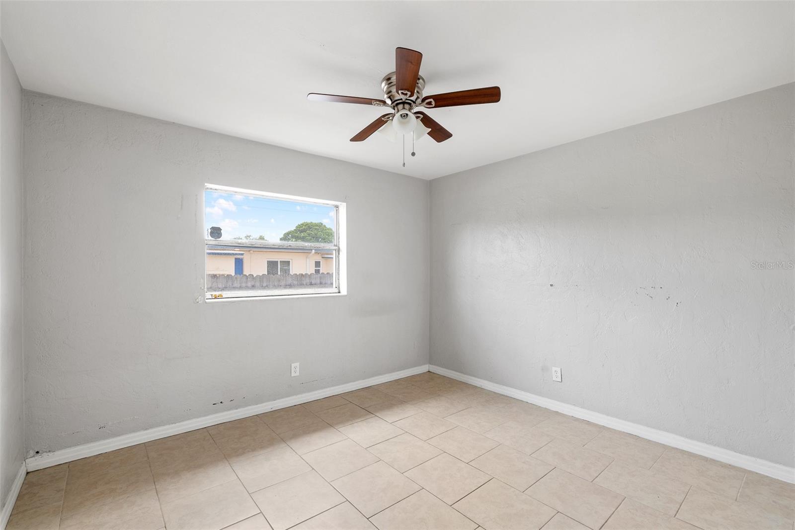 Listing photo id 10 for 2728 39th Avenue N