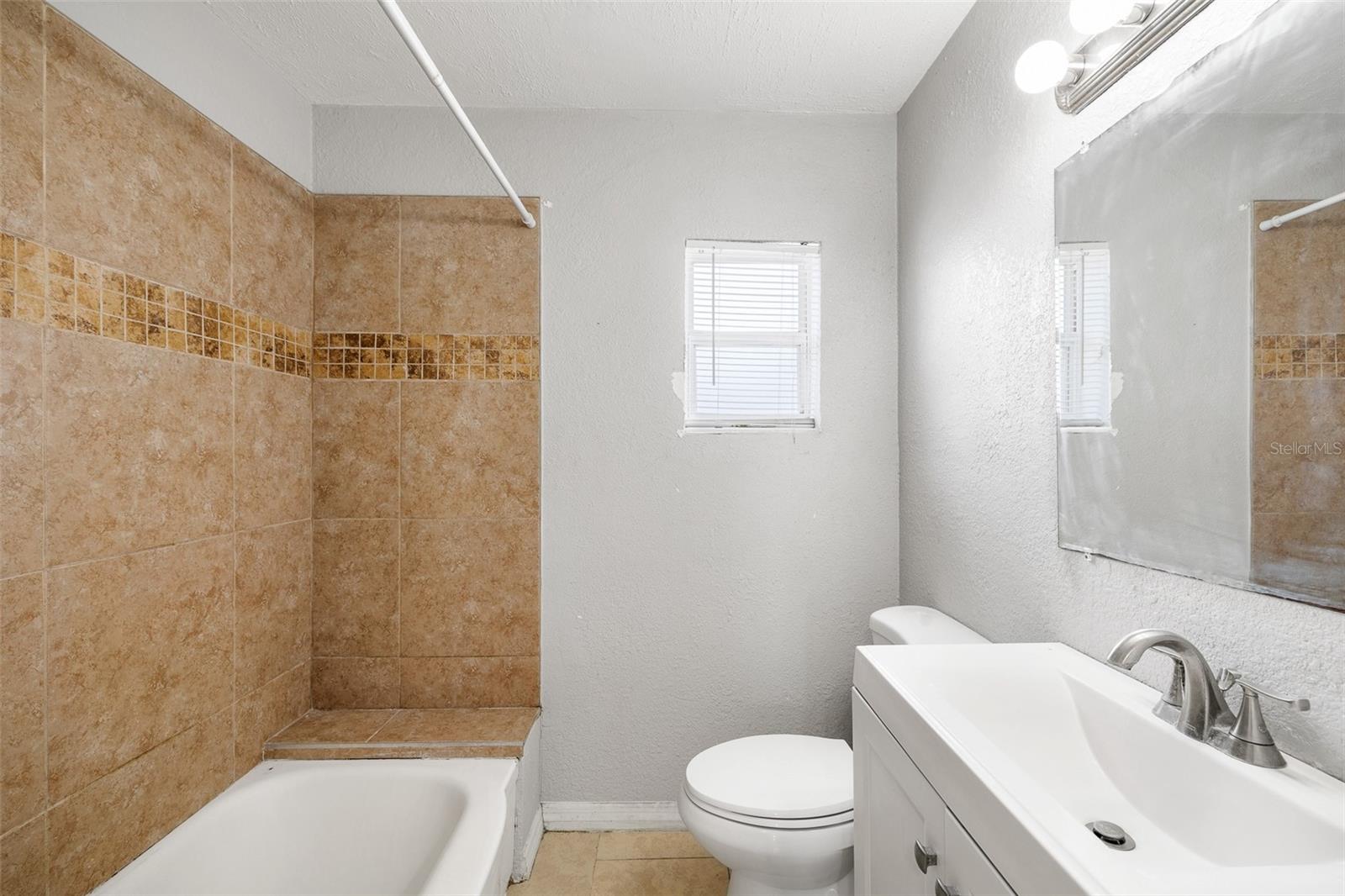 Listing photo id 11 for 2728 39th Avenue N
