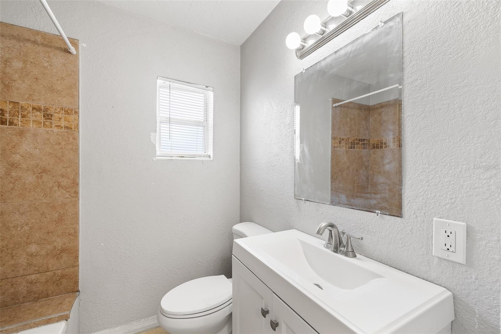 Listing photo id 12 for 2728 39th Avenue N