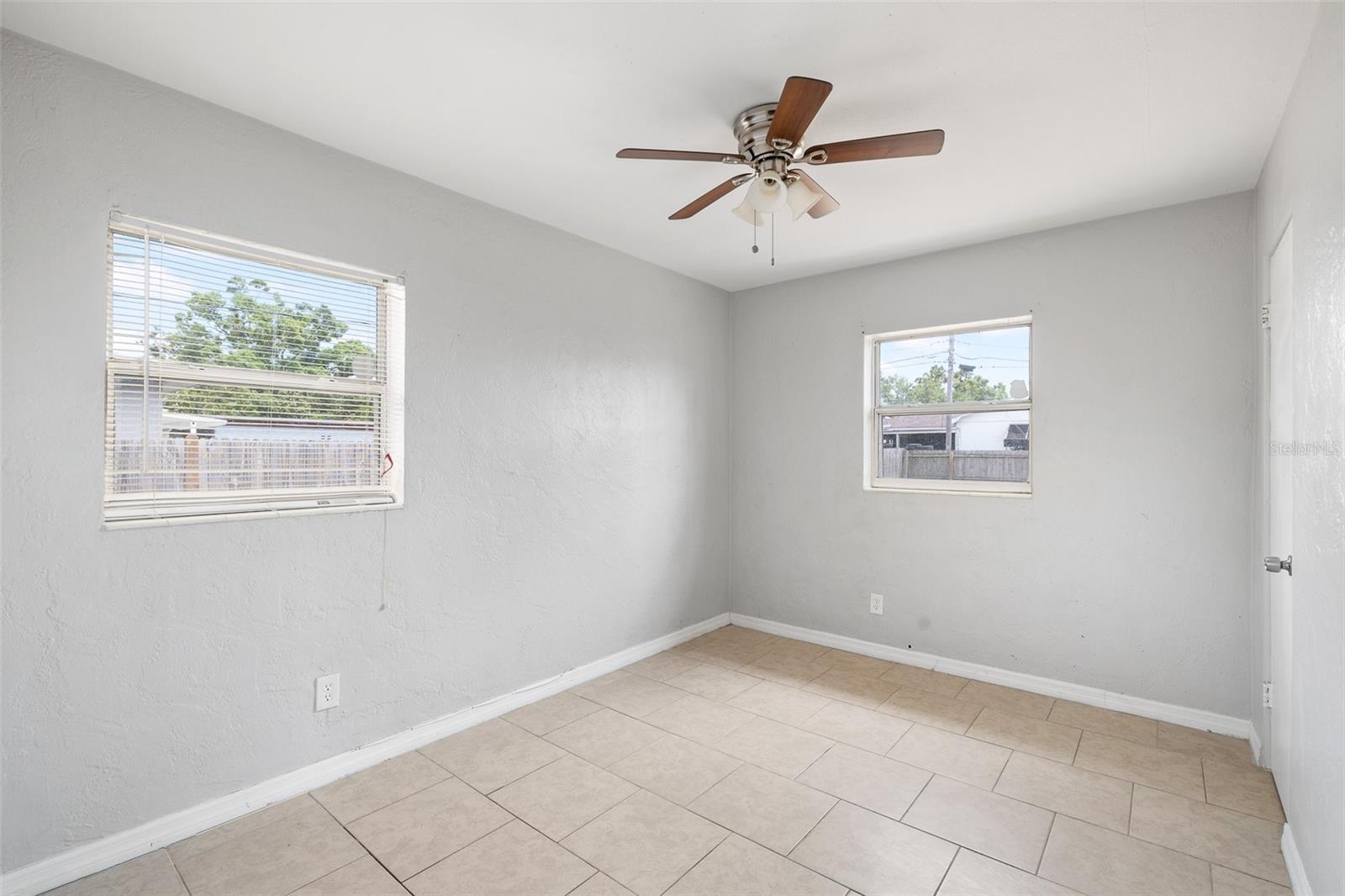 Listing photo id 13 for 2728 39th Avenue N