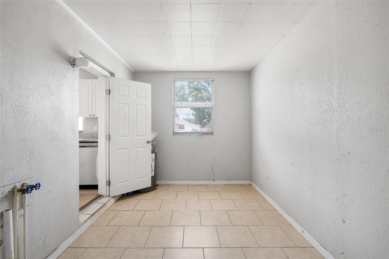 Listing photo id 14 for 2728 39th Avenue N