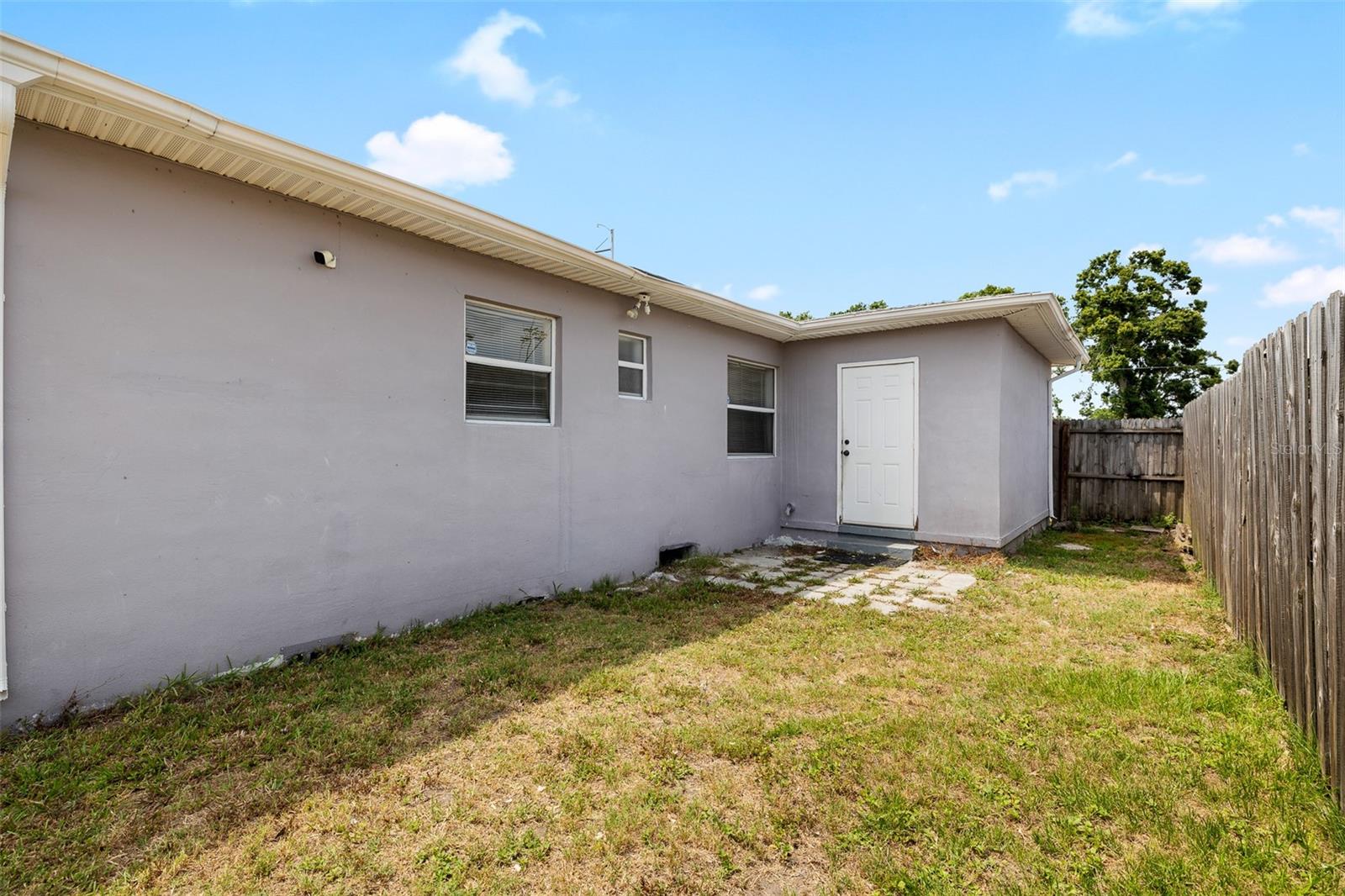 Listing photo id 15 for 2728 39th Avenue N
