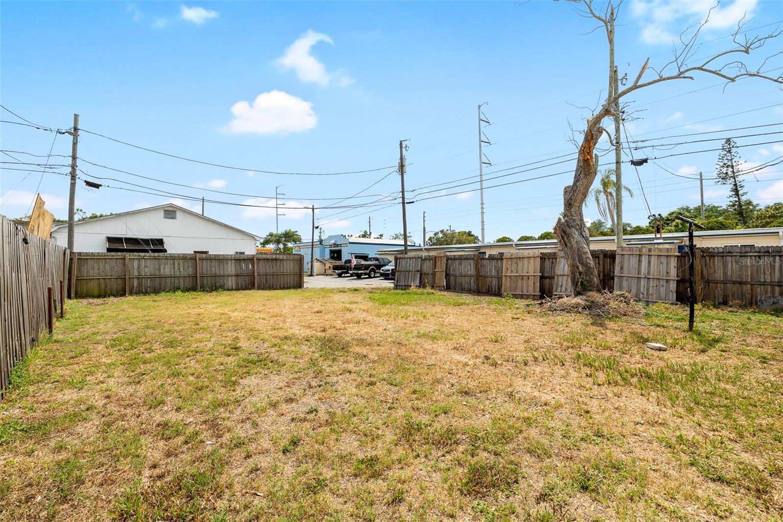 Listing photo id 16 for 2728 39th Avenue N