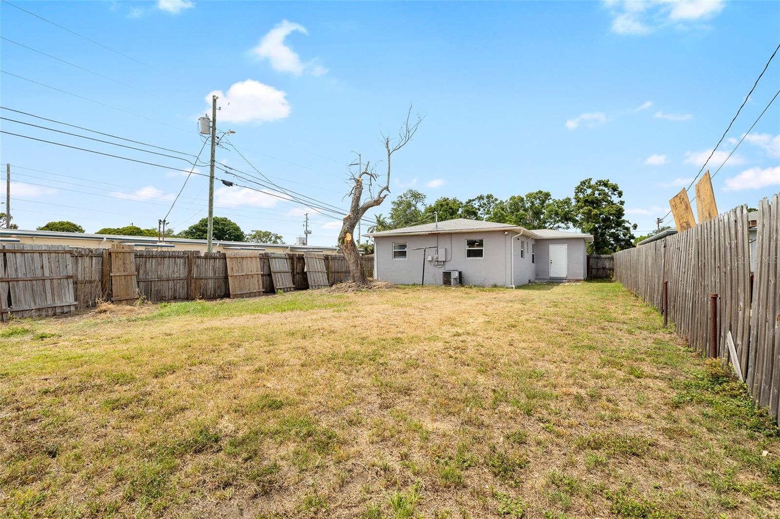 Listing photo id 18 for 2728 39th Avenue N