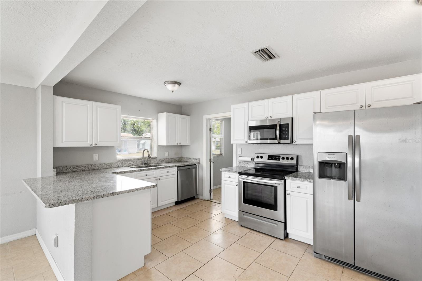 Listing photo id 5 for 2728 39th Avenue N