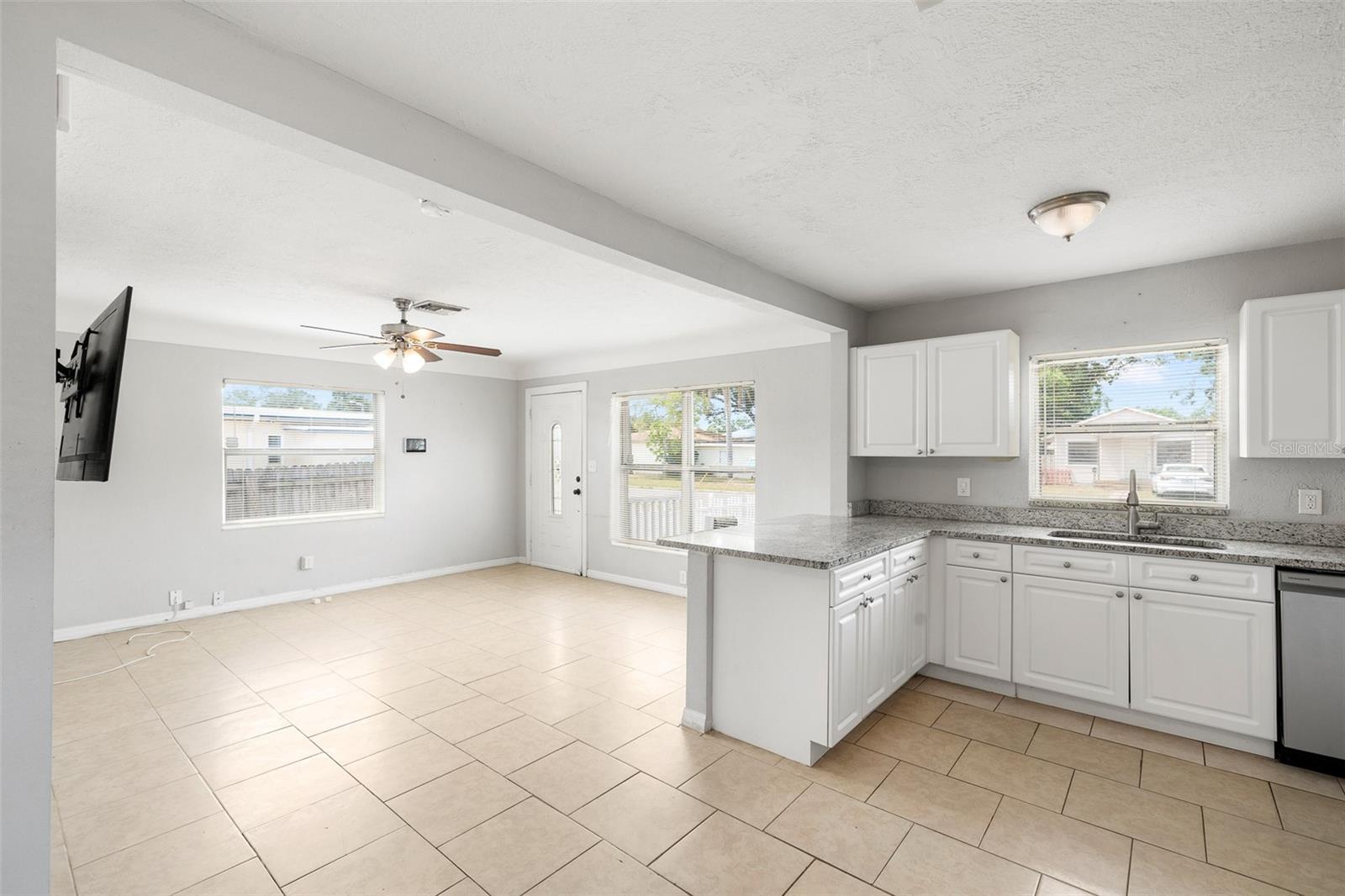 Listing photo id 6 for 2728 39th Avenue N