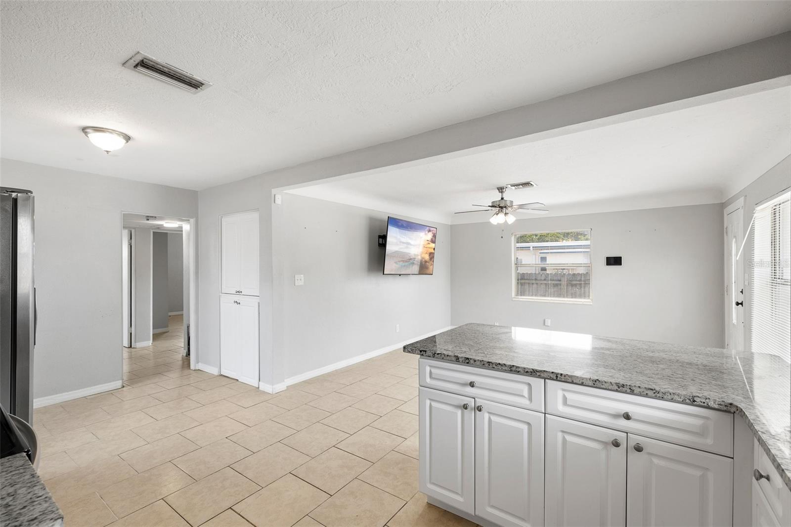 Listing photo id 7 for 2728 39th Avenue N