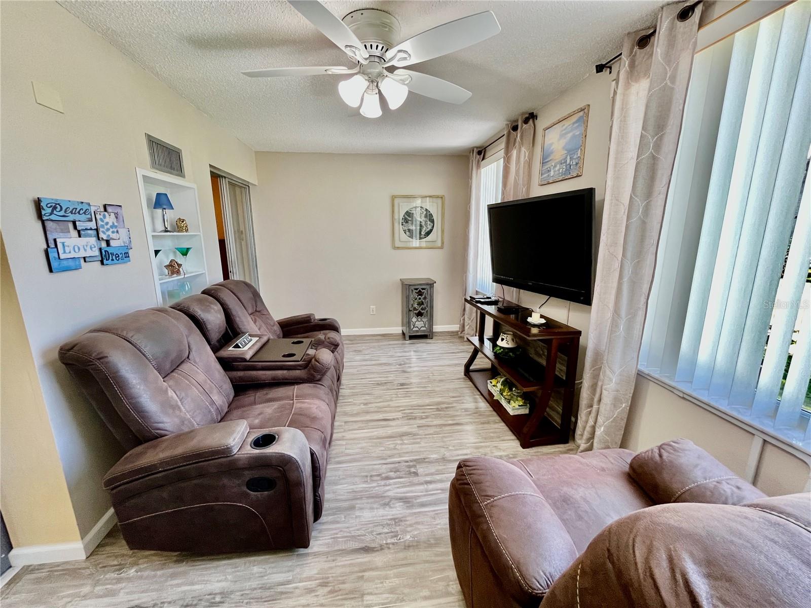 Image 17 of 45 For 2457 Ecuadorian Way 57