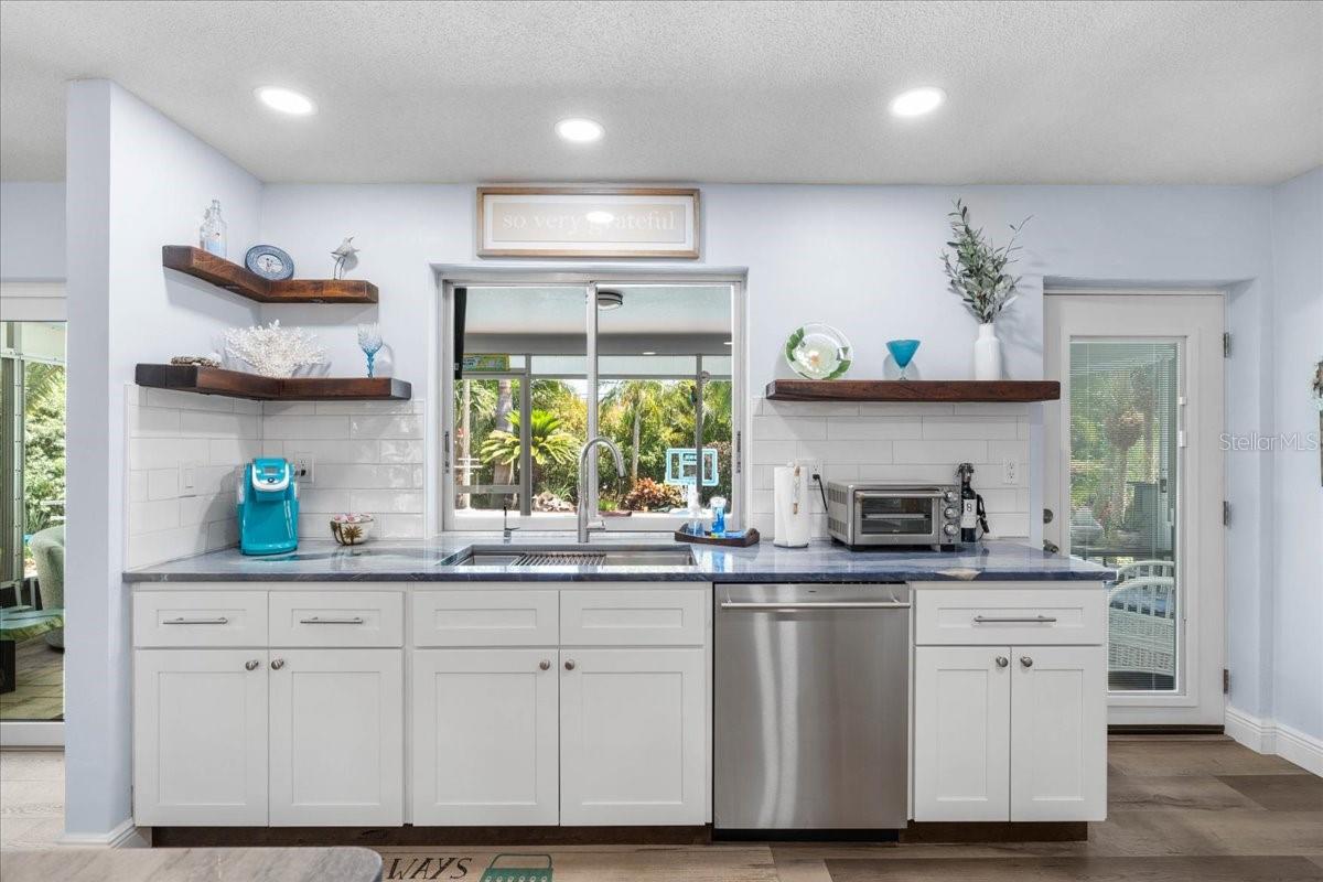 Listing photo id 13 for 10515 Hetrick Circle W