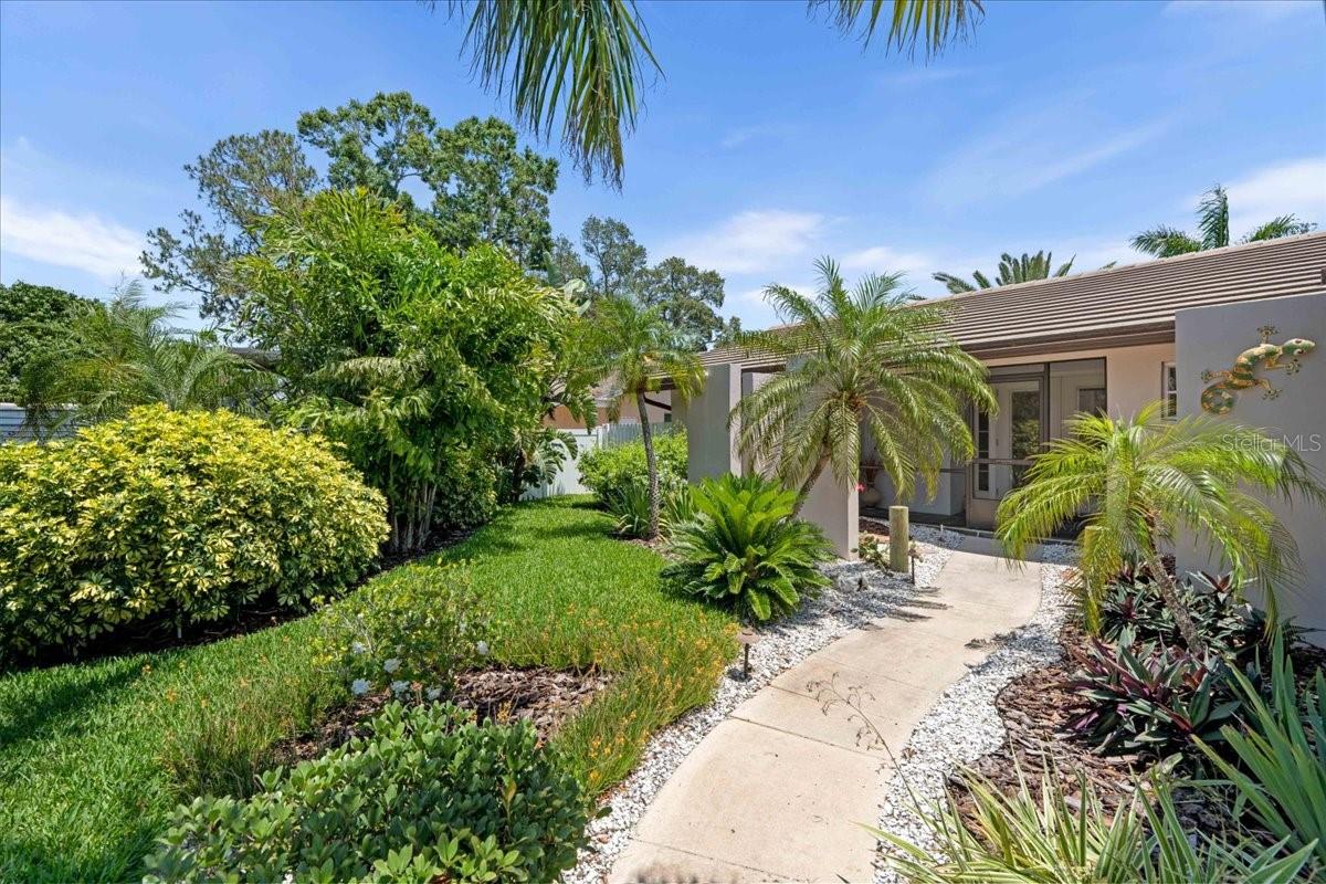 Listing photo id 1 for 10515 Hetrick Circle W