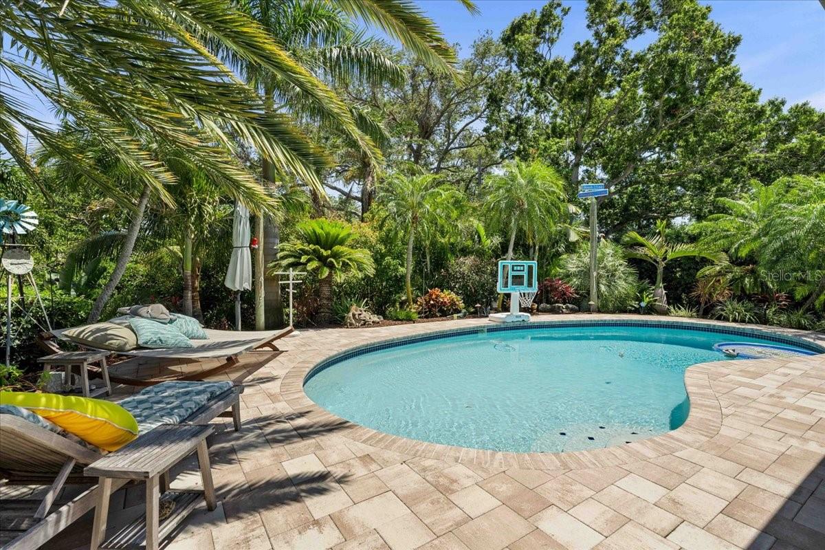 Listing photo id 37 for 10515 Hetrick Circle W