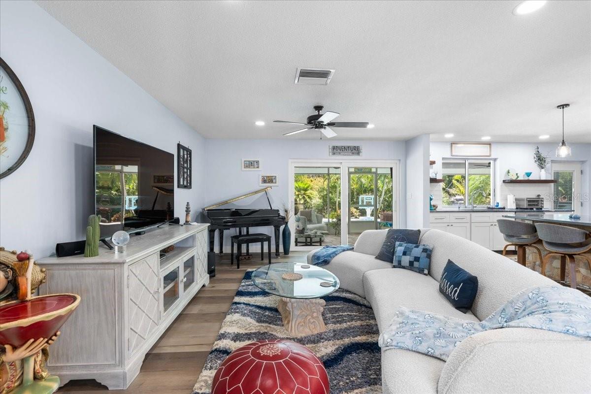 Listing photo id 3 for 10515 Hetrick Circle W