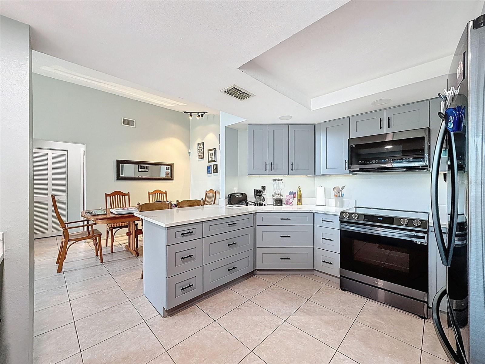 Listing photo id 13 for 7237 Bramblewood Drive