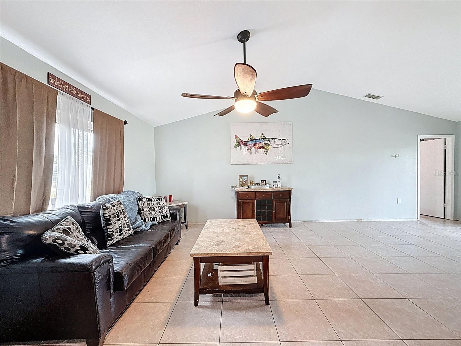 Listing photo id 3 for 7237 Bramblewood Drive