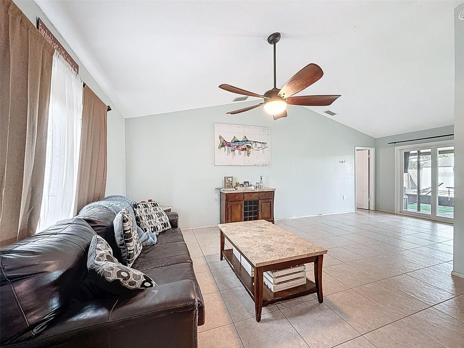 Listing photo id 4 for 7237 Bramblewood Drive