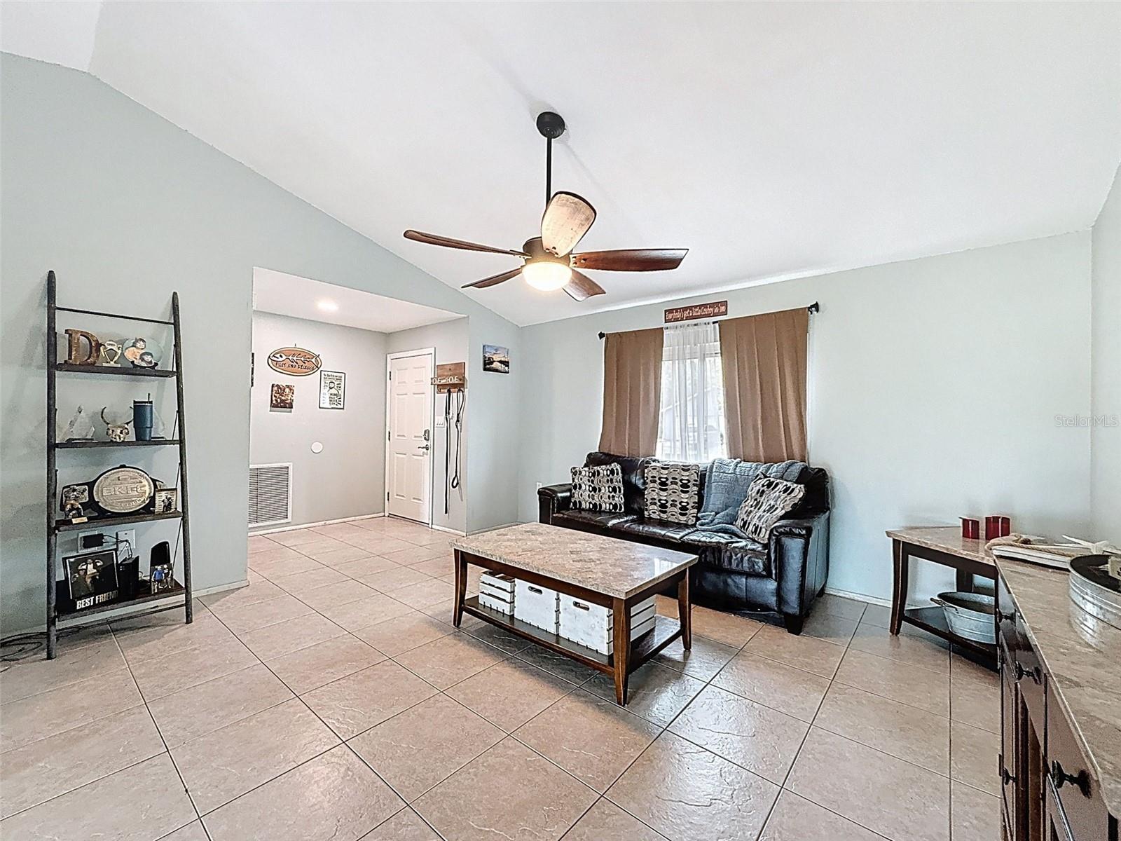 Listing photo id 6 for 7237 Bramblewood Drive