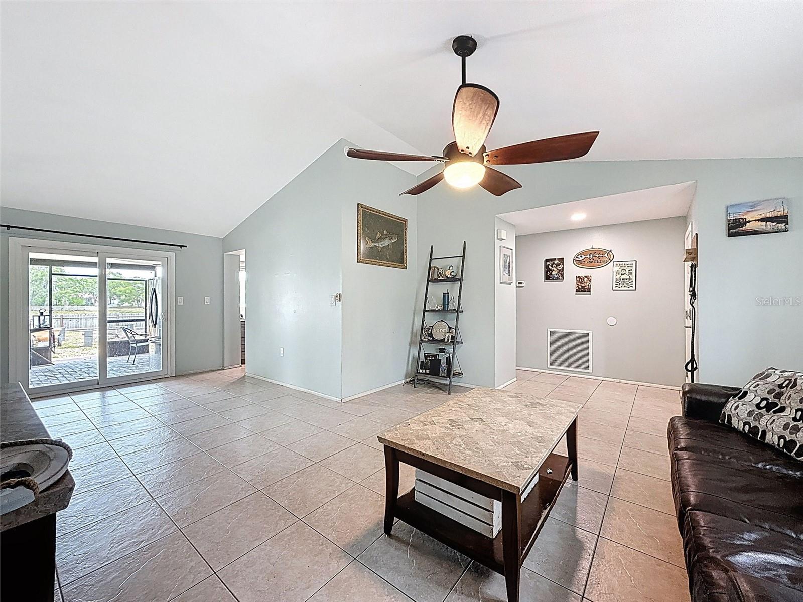 Listing photo id 7 for 7237 Bramblewood Drive