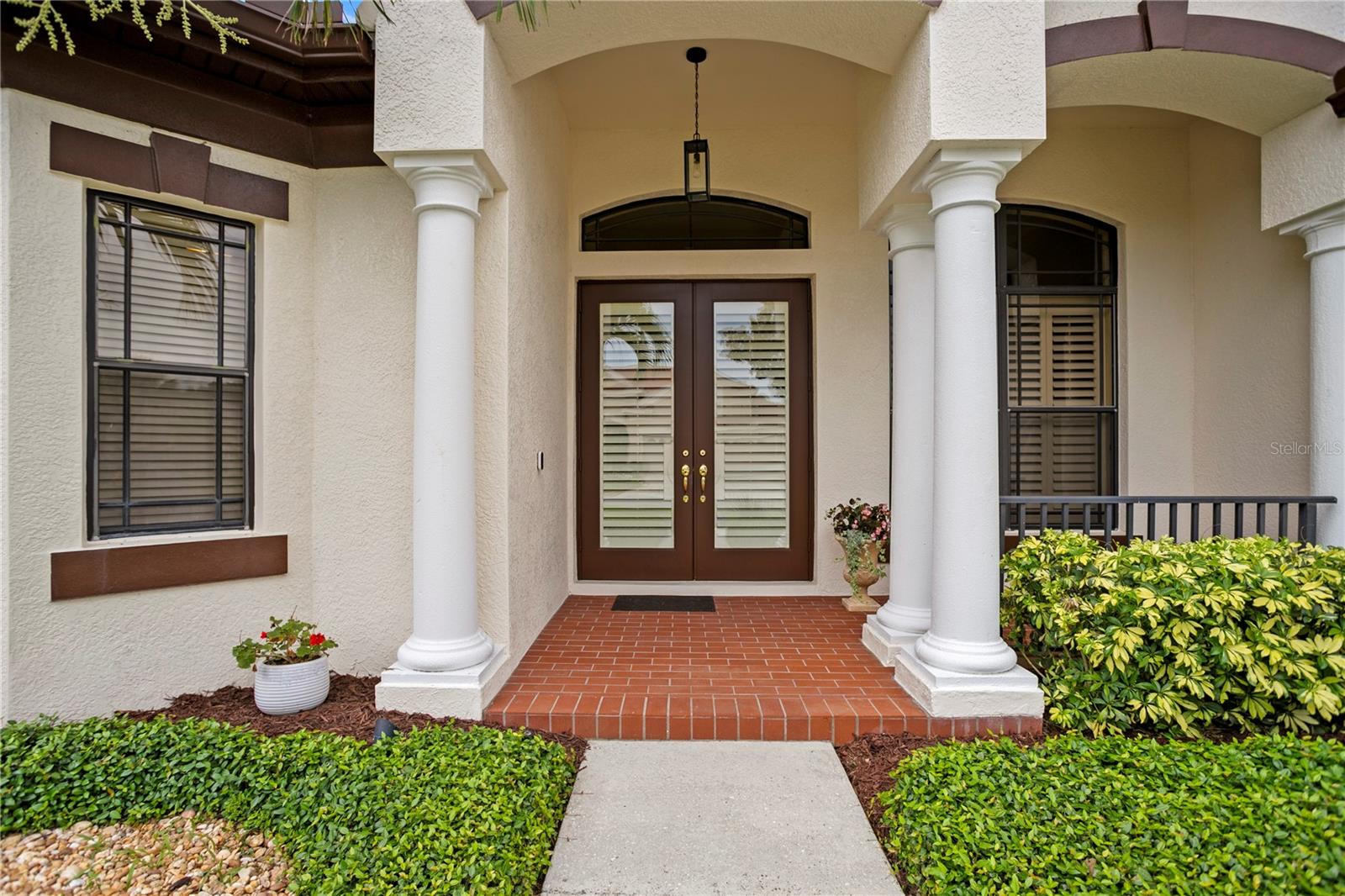Listing photo id 1 for 19830 Strathmore Place