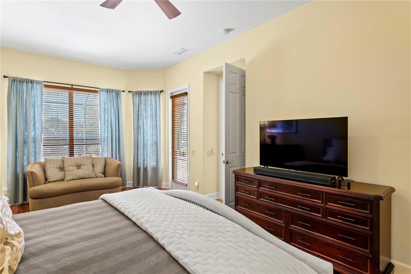 Listing photo id 28 for 19830 Strathmore Place