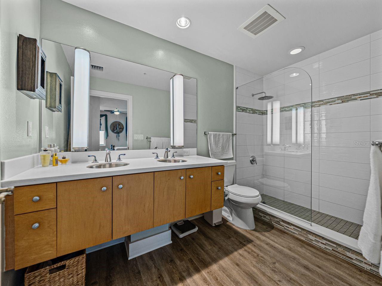 Listing photo id 44 for 1208 Kennedy Boulevard 914