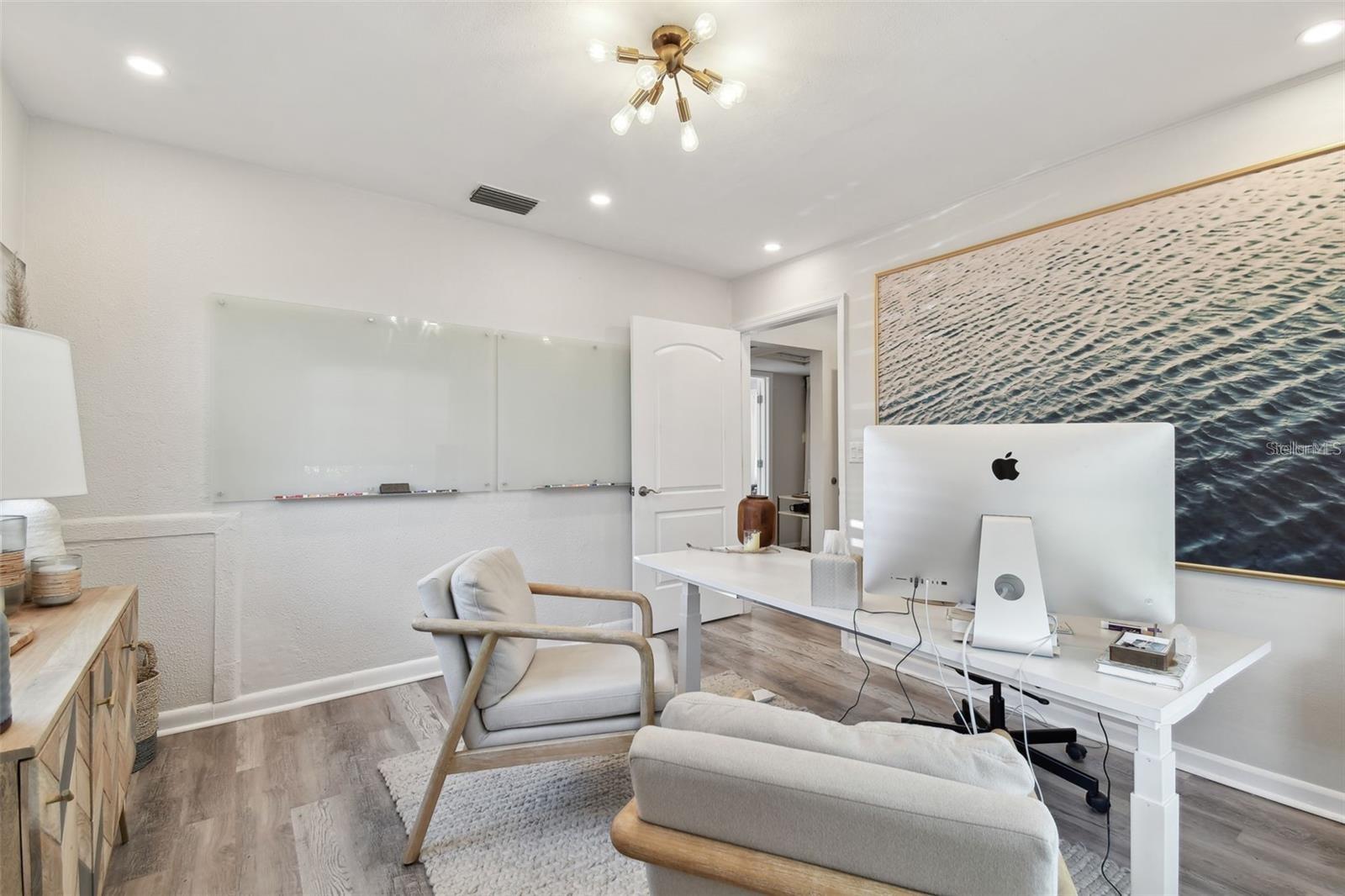 Listing photo id 10 for 3019 Azeele Street