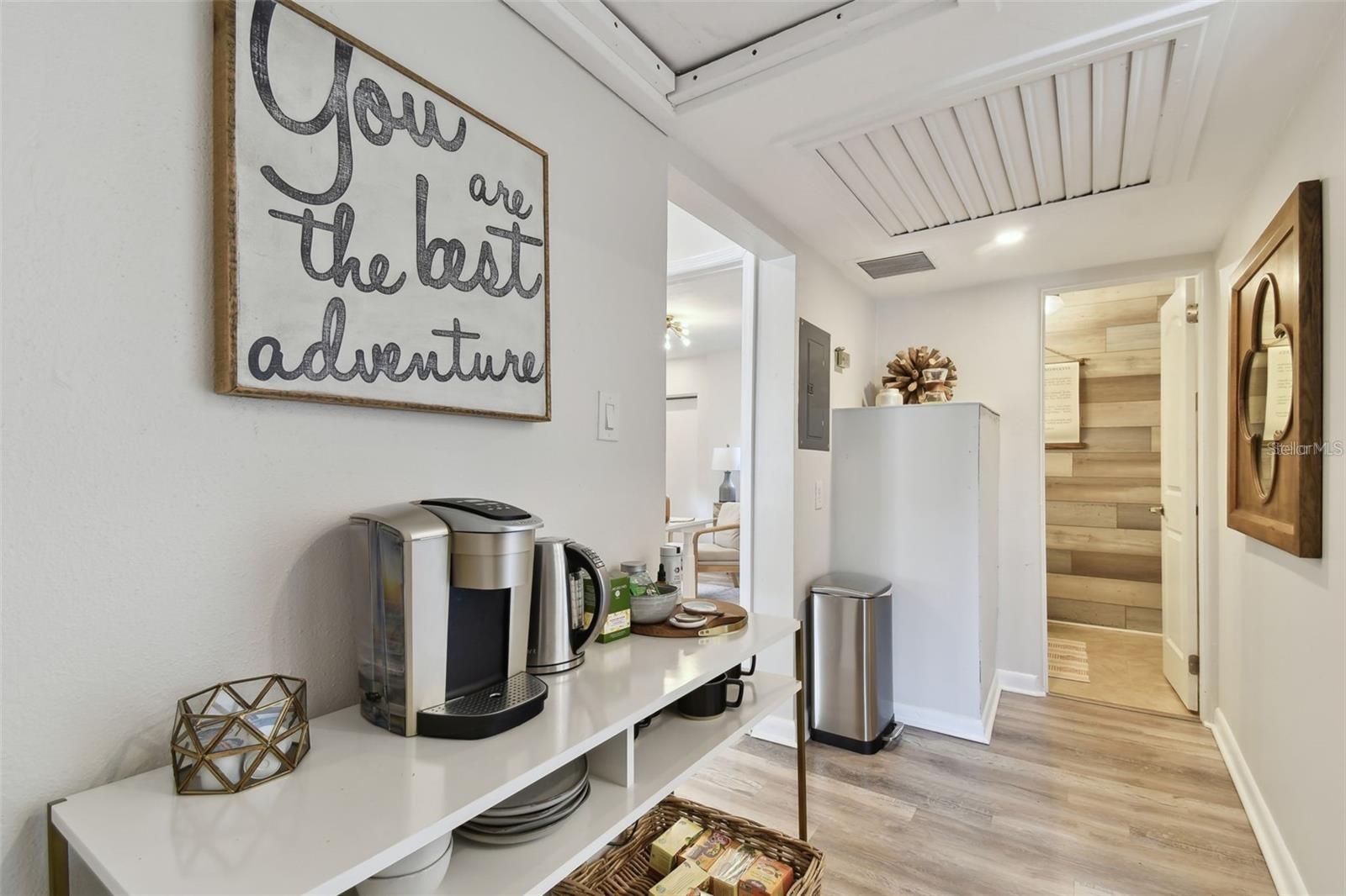 Listing photo id 11 for 3019 Azeele Street