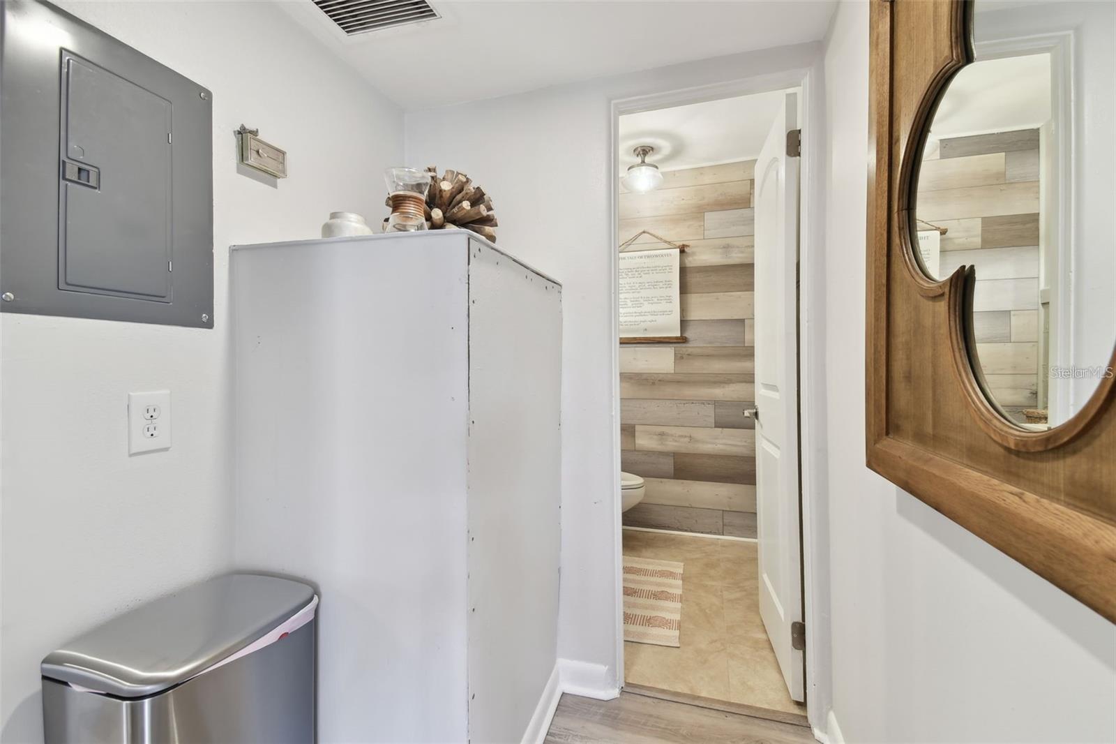 Listing photo id 12 for 3019 Azeele Street