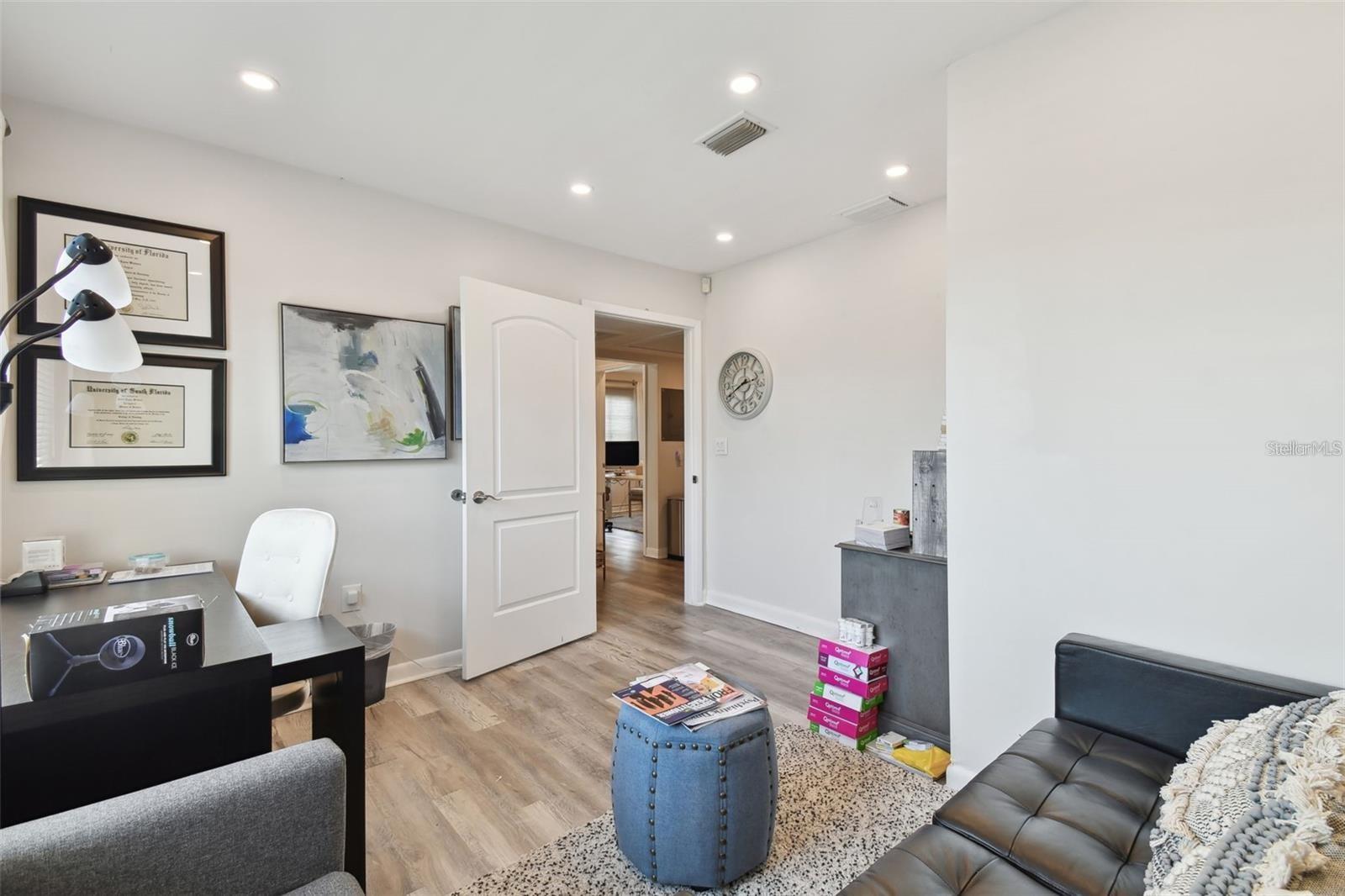 Listing photo id 16 for 3019 Azeele Street