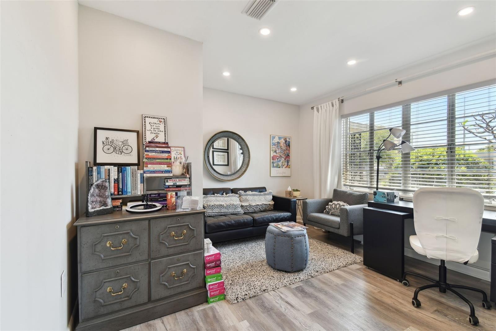 Listing photo id 17 for 3019 Azeele Street