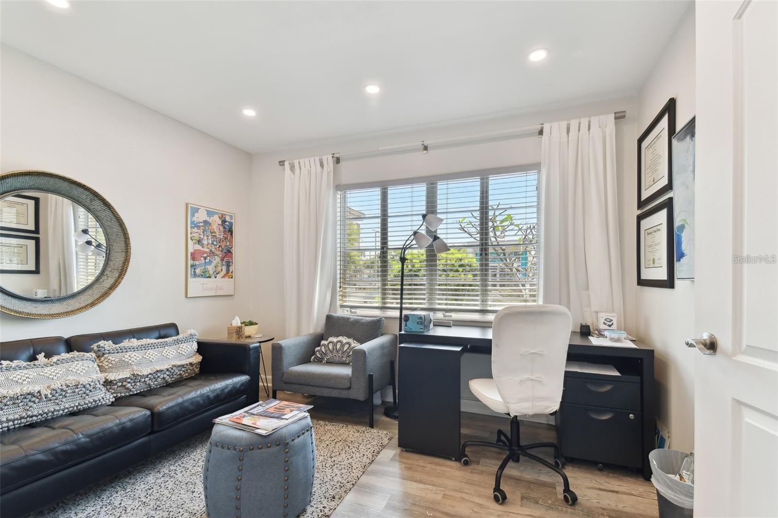 Listing photo id 18 for 3019 Azeele Street