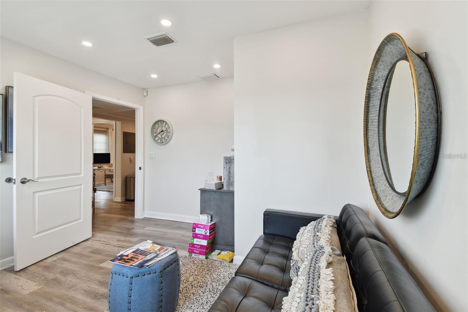 Listing photo id 19 for 3019 Azeele Street