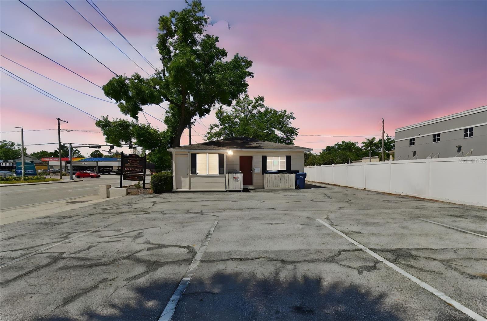 Listing photo id 20 for 3019 Azeele Street