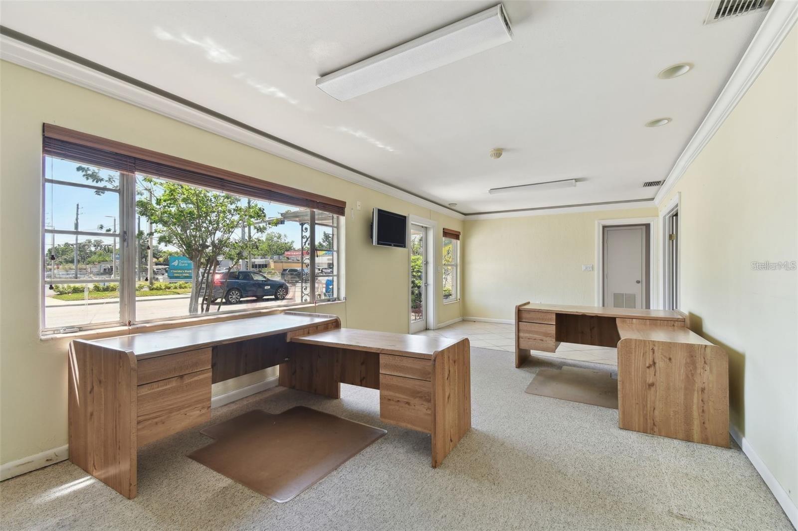 Listing photo id 22 for 3019 Azeele Street