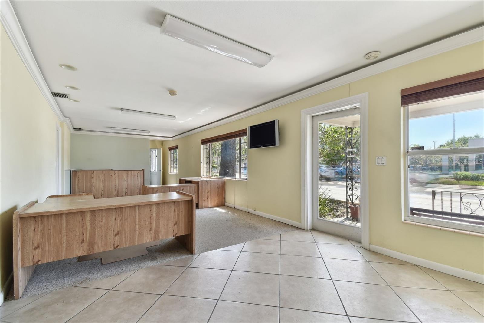 Listing photo id 24 for 3019 Azeele Street