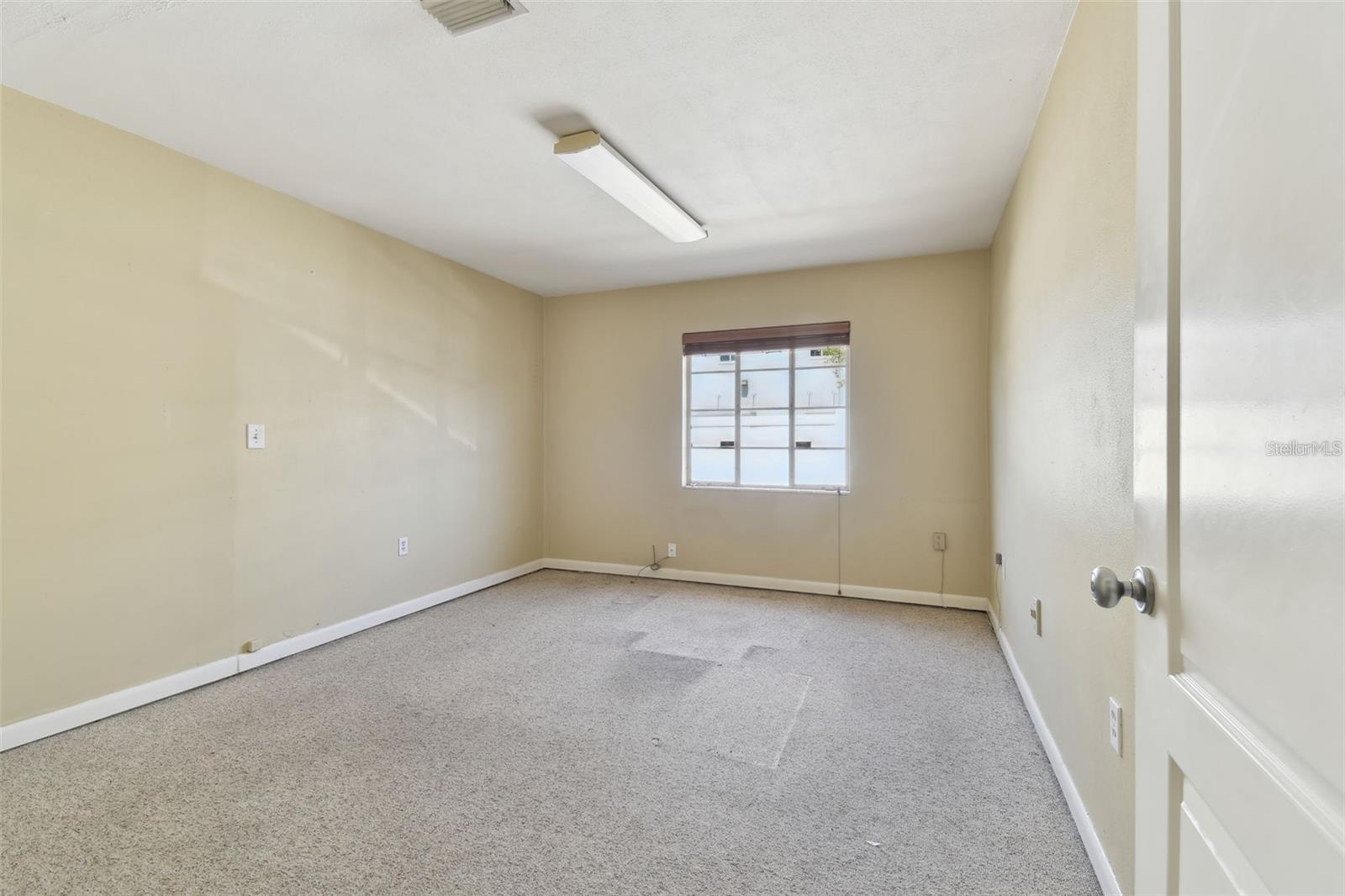 Listing photo id 27 for 3019 Azeele Street