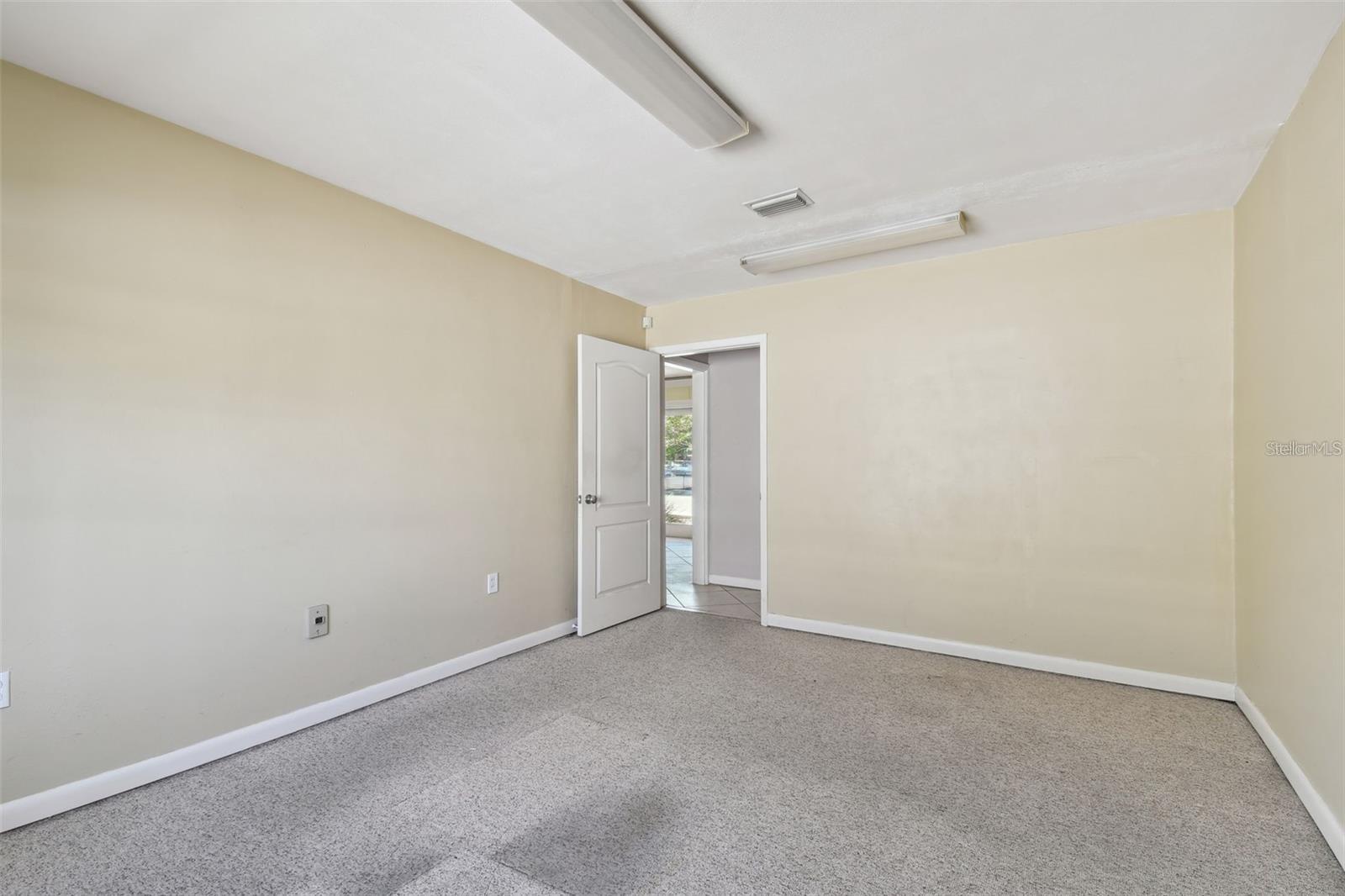 Listing photo id 28 for 3019 Azeele Street