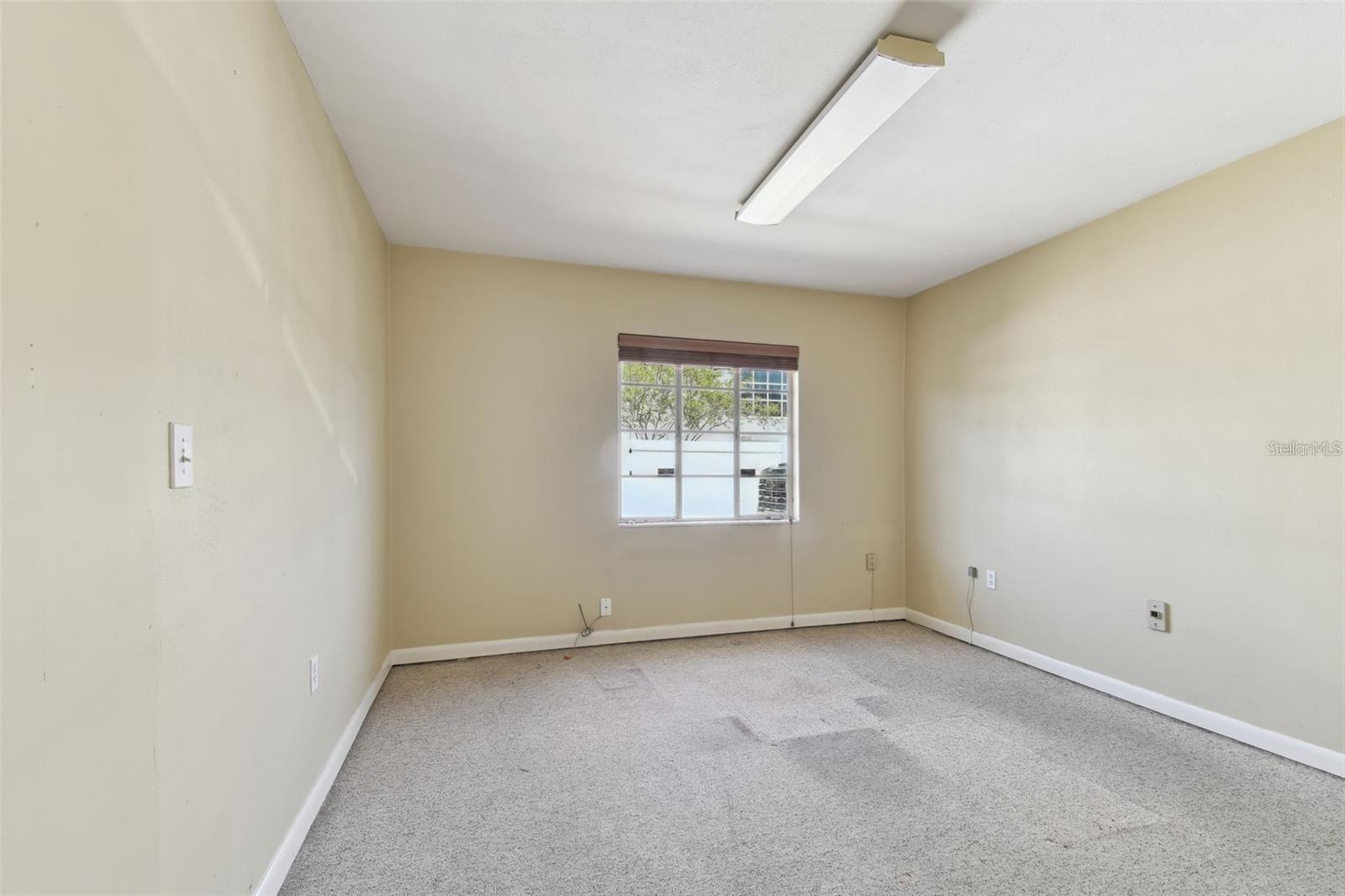 Listing photo id 29 for 3019 Azeele Street