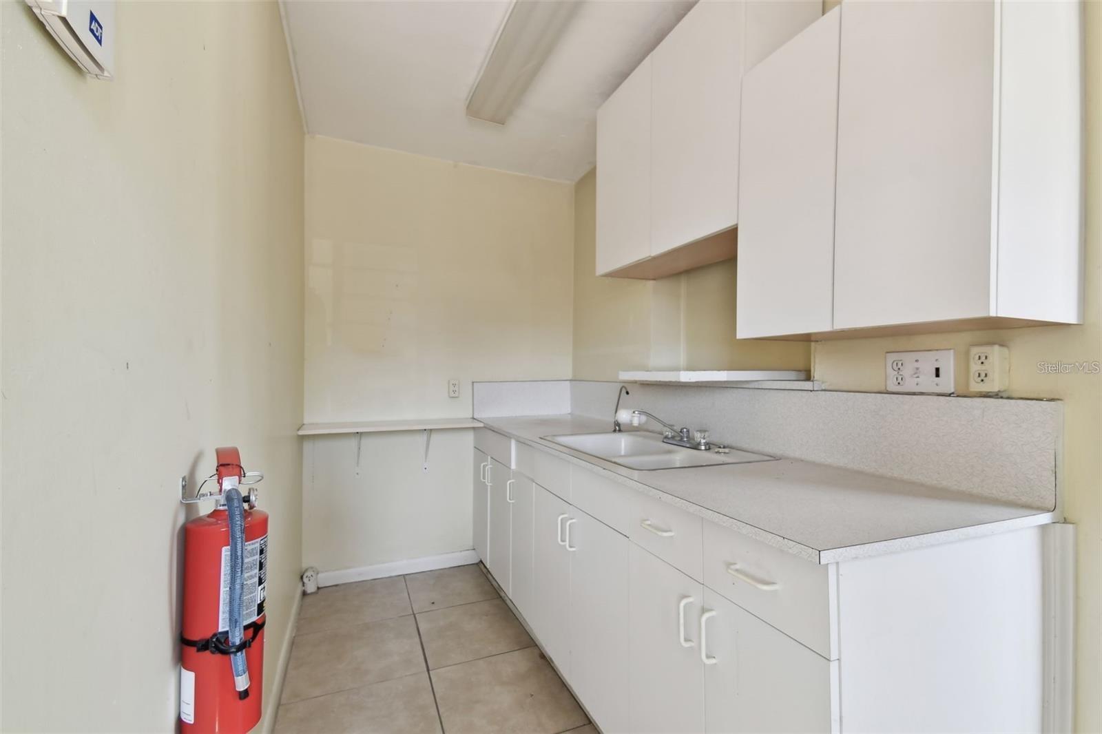 Listing photo id 30 for 3019 Azeele Street