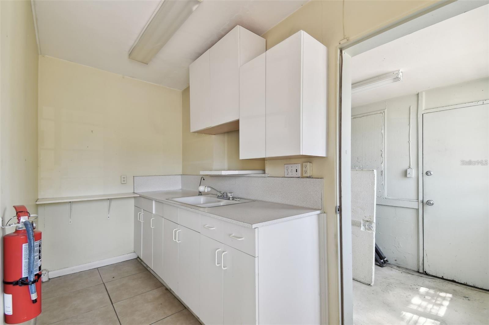 Listing photo id 32 for 3019 Azeele Street