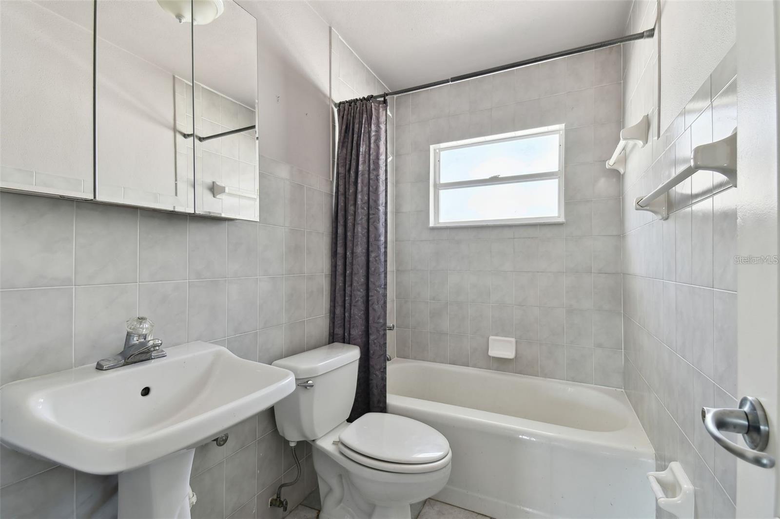 Listing photo id 36 for 3019 Azeele Street