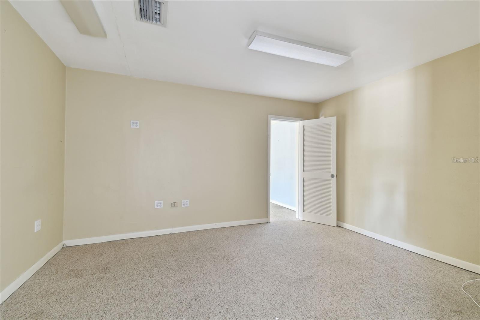 Listing photo id 37 for 3019 Azeele Street