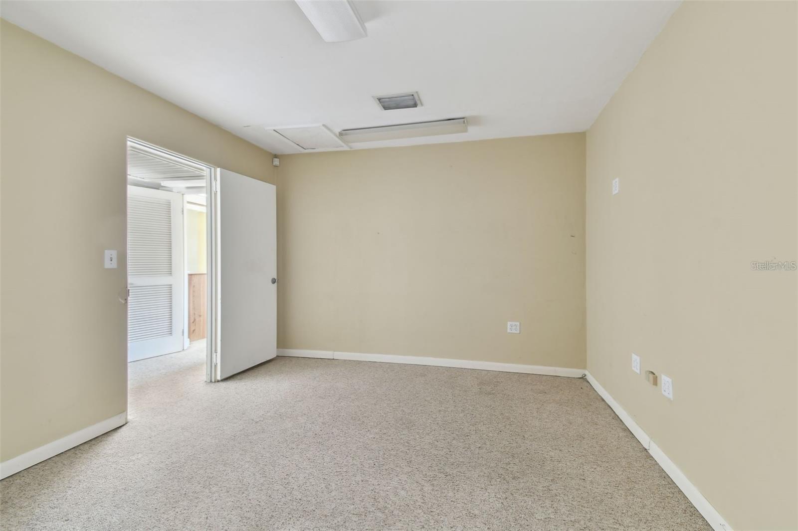 Listing photo id 38 for 3019 Azeele Street