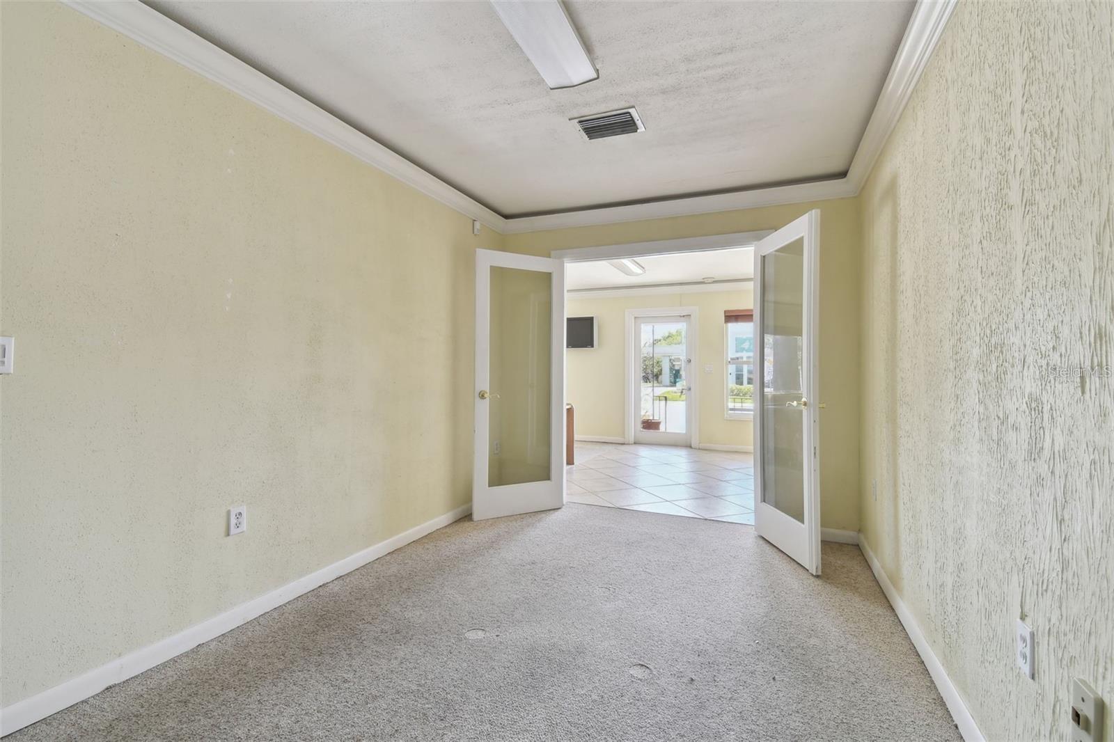 Listing photo id 40 for 3019 Azeele Street