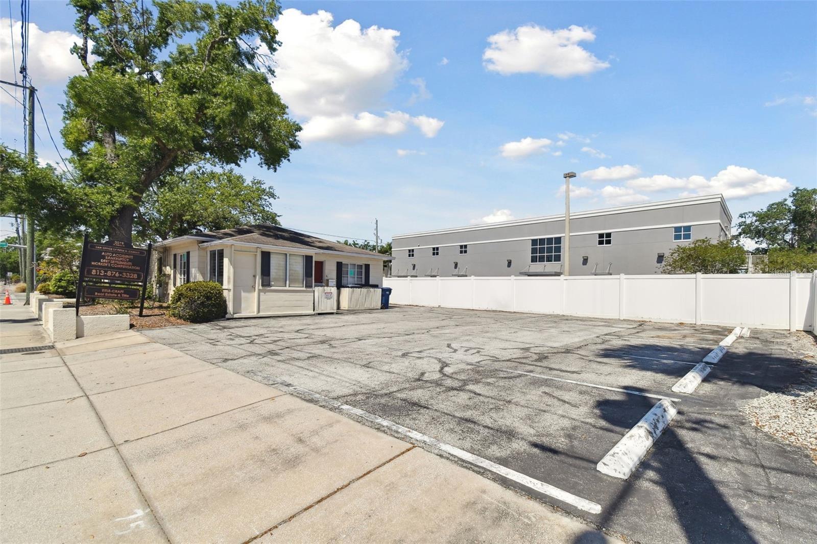 Listing photo id 41 for 3019 Azeele Street